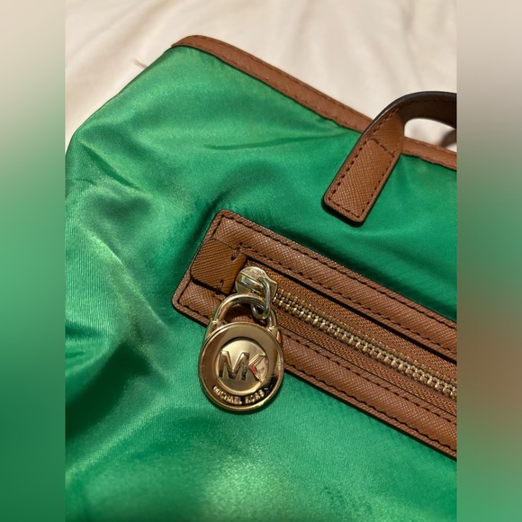 Michael Kors Green Shoulder Bag
Leather Straps - Picture 2 of 5
